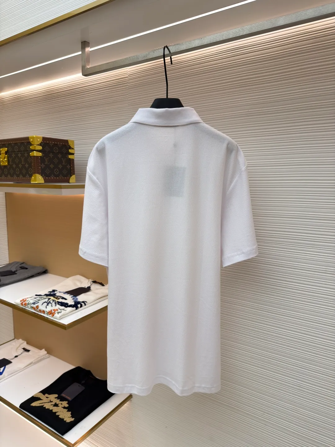LOUIS VUITTON pin embroidered polo shirt ●Original version: Purchased and developed for 6500 ●Item number: 1681204-A35 ●Fabric: pique cotton fabric ●Technology: embroidery production ●Color: white ●Version: fitted version ●Weight: about 305 grams ●Size: XS-S-M-L ●Description: The fabric is made of customized 6-corner piqué cotton, with unique shape and texture, which is breathable and comfortable, not easy to deform and has greatly increased durability; the flat-knit thread dyeing for the neckline ensures that the color of the neckline perfectly matches the overall tone of the clothes. The flat-knit thread production process makes the neckline highly elastic and fits the neck without feeling constrained when worn; a keyhole is specially made under the embroidery, and custom-made pin accessories are strung together as decorative highlights to add a sense of fashion and uniqueness to the clothes. The overall wiring is straight and delicate, the fabric is comfortable and soft, and the color is consistent without color difference. It can be matched with the same style to create a fashionable look and control various occasions. Customized accessories, complete with three standards, same style for men and women!